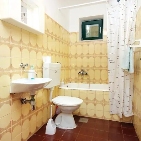 Apartment Seaside Secluded Cove Zavala - Gdinj, Hvar - 5717 *